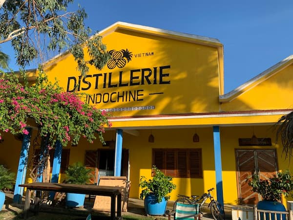 Façade de la distillerie Sampan